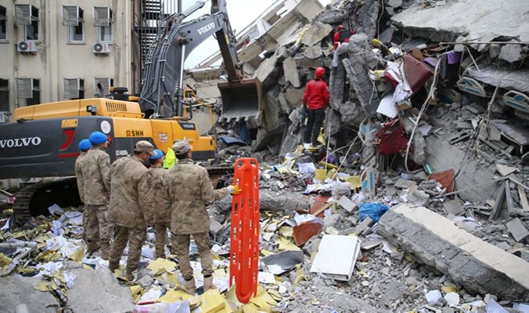 Kahramanmaraş depremi: Yollar, hastaneler, havalimanları yerle bir oldu