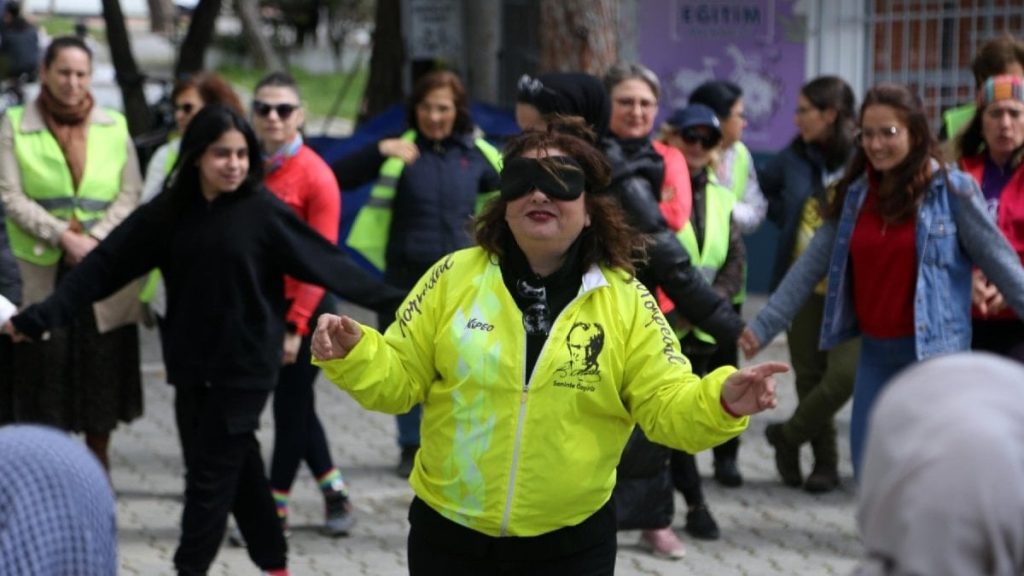 Kadın bisikletçiler depremzedelerle kardeş oldu