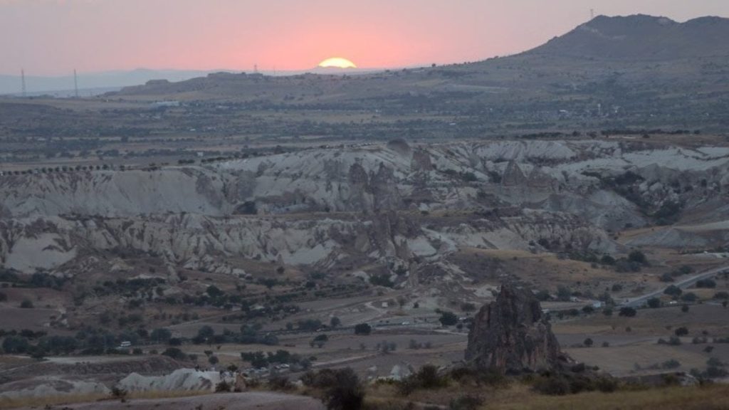 Kapadokya’da turistlerin gün batımı keyfi