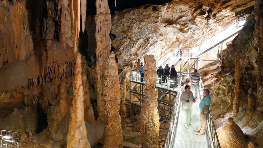Karaca Mağarası serin havasıyla turistlerin rotasında