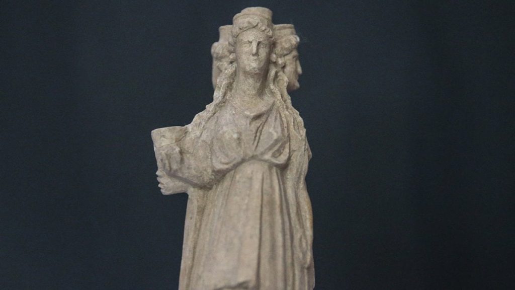 Kelenderis’te 2 bin 300 yıllık tanrıça Hekate figürü bulundu