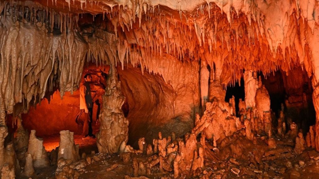Tulumtaş Mağarası sıcaktan bunalanların akınına uğradı