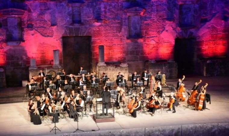 Aspendos Antik Tiyatrosu’nda büyüleyici kapanış: Ünlü sanatçılar büyük ilgiyle karşılandı