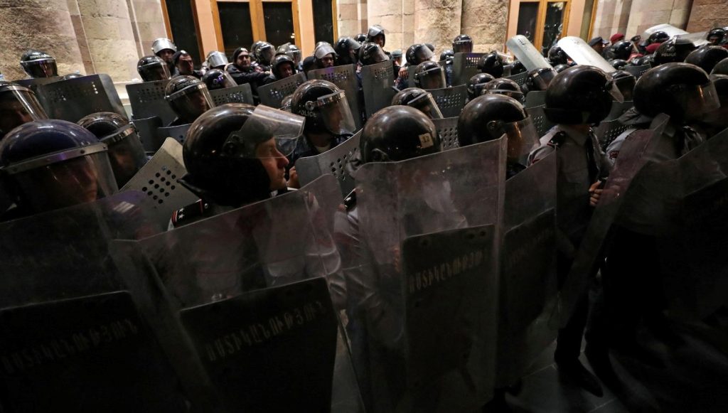 Ermenistan’da darbe girişimi: Paşinyan’a suikast iddiası