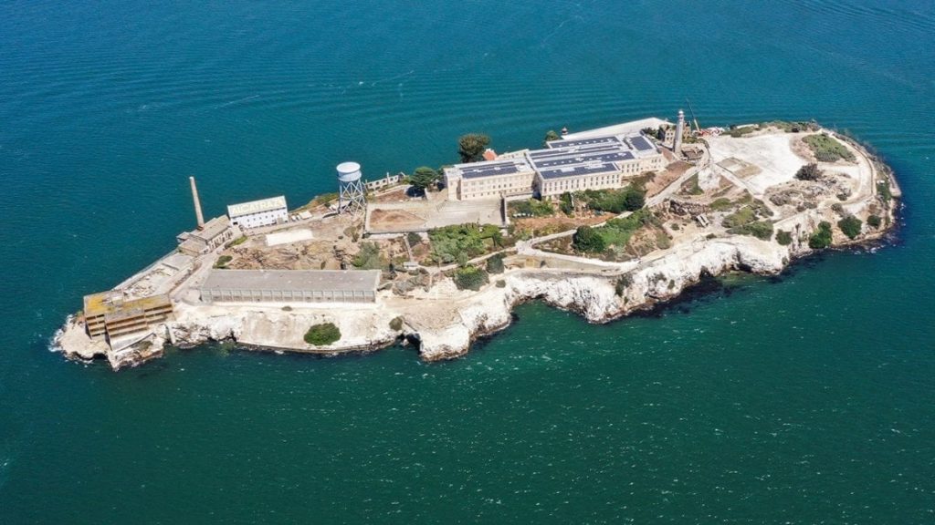 Filmlere konu olan hapishanenin bulunduğu ada her yıl 1,5 milyon turist ağırlıyor