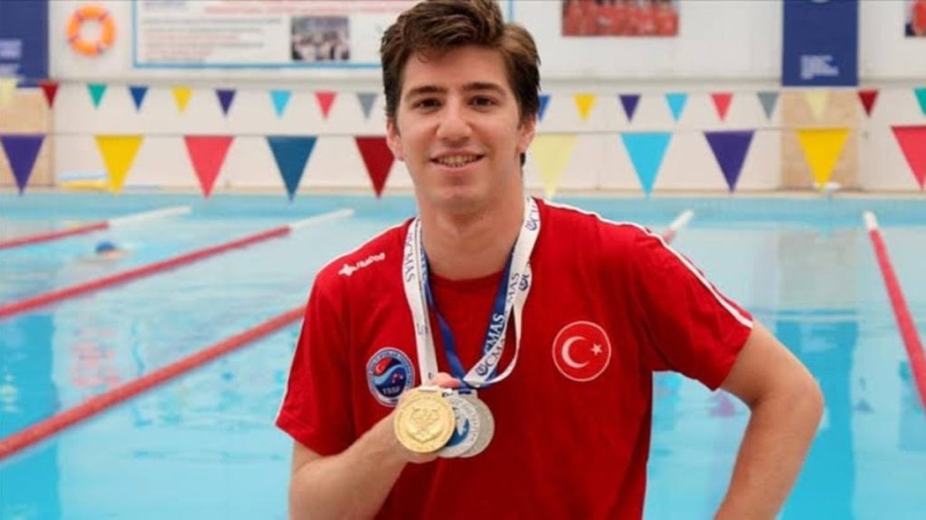 Milli yüzücü Derin Toparlak, Sırbistan’da altın madalya kazandı