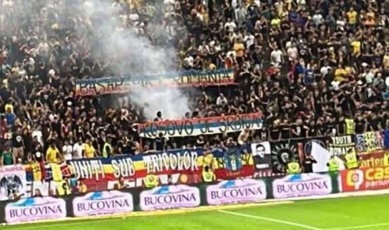 Romanya – Kosova maçında tribünde açılan pankart maçı durdurdu