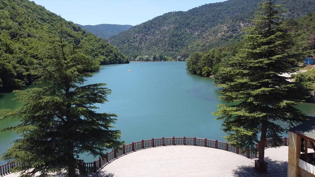 Yaz turizminin rotası değişti! Amasya’daki Boraboy Gölü’nün serin havası turist çekiyor