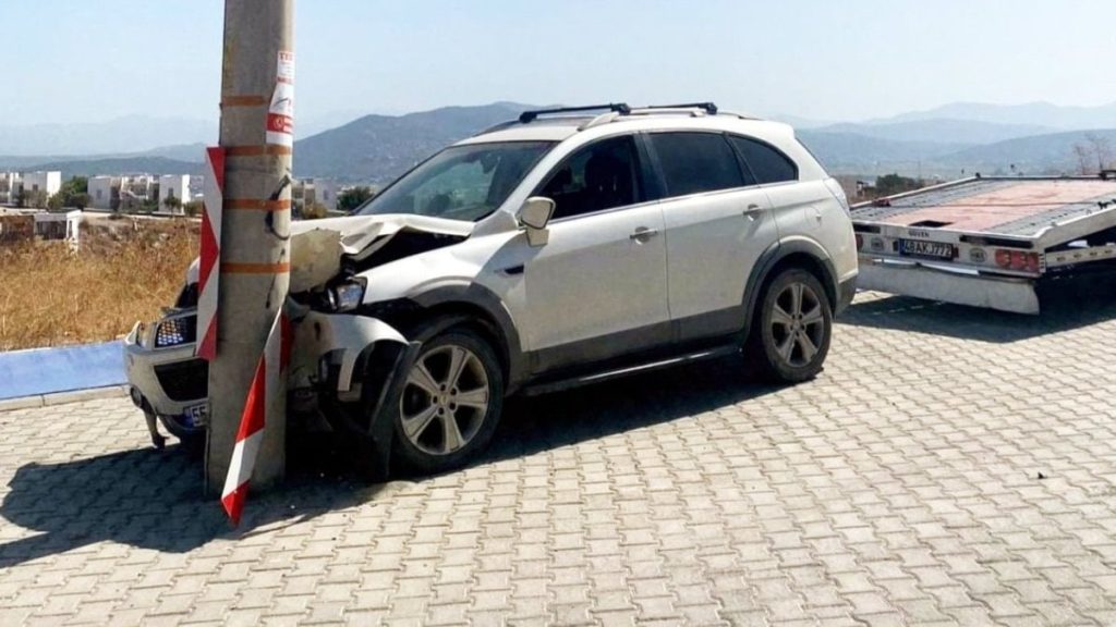 Yol ortasında bırakılan elektrik direği faciaya neden oldu