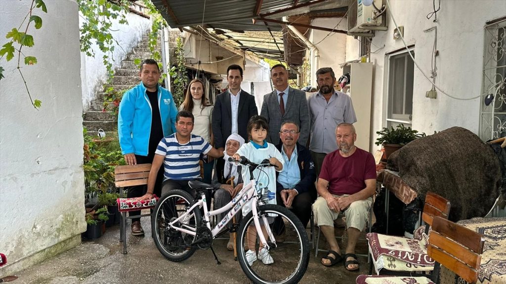 89 Yaşındaki Feriştah Noyan’a Cumhurbaşkanlığı Türkiye Bisiklet Turu’ndan Bisiklet Hediye Edildi