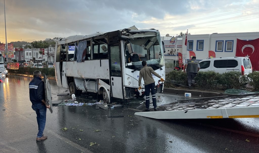Bodrum’da Devrilen Midibüs Otomobille Çarpıştı: 4 Yaralı