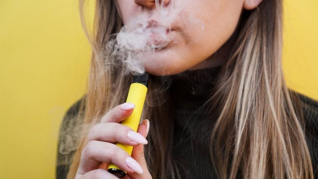 Daha “sağlıklı” olduğunu düşündü: E-sigara genç kadını az daha öldürüyordu