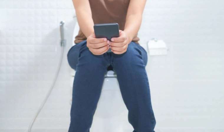 Mide uzmanı doktor uyardı: Tuvalette cep telefonu kullananların dikkatine!