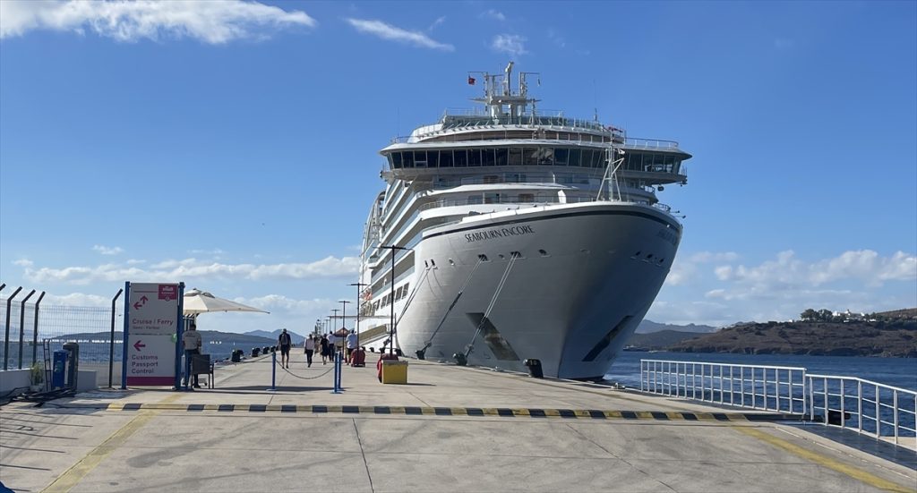 Bodrum’a sezonun son gemisi “Seabourn Encore” ile 543 yolcu geldi