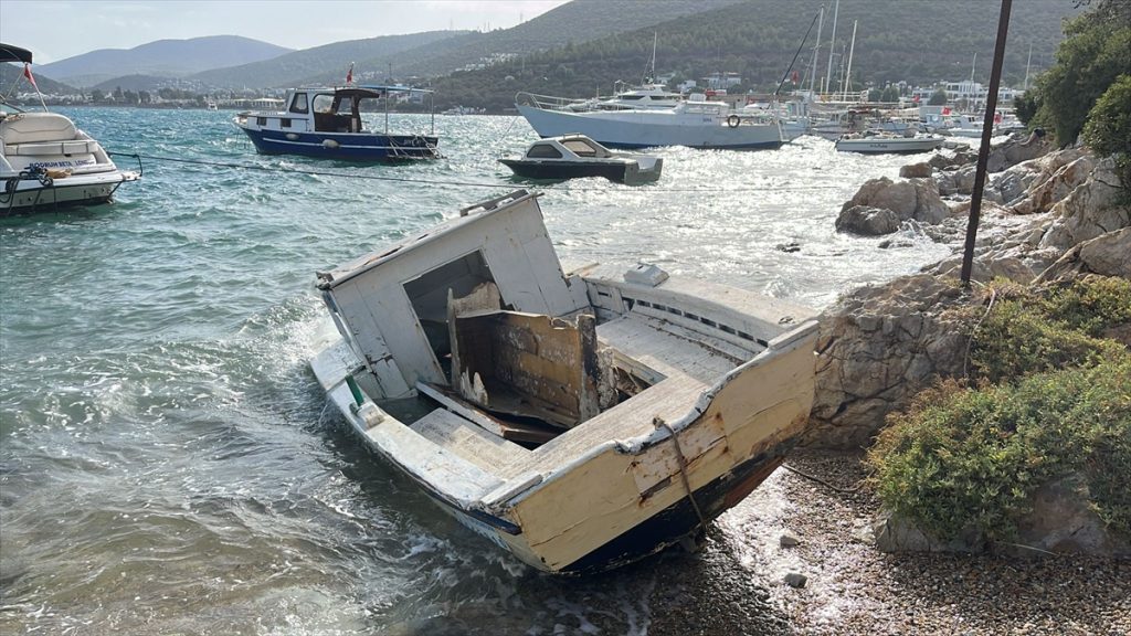 Bodrum’da fırtına nedeniyle bazı tekneler kayalıklara sürüklenip parçalandı, bazıları su aldı