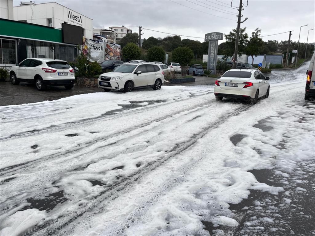 Bodrum’da kara yoluna dökülen kimyasal, yağmurla köpük haline geldi