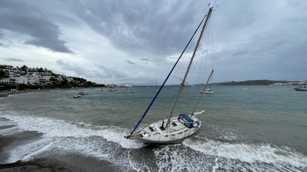 Bodrum’da kuvvetli rüzgar yelkenli tekneyi kıyıya sürükledi