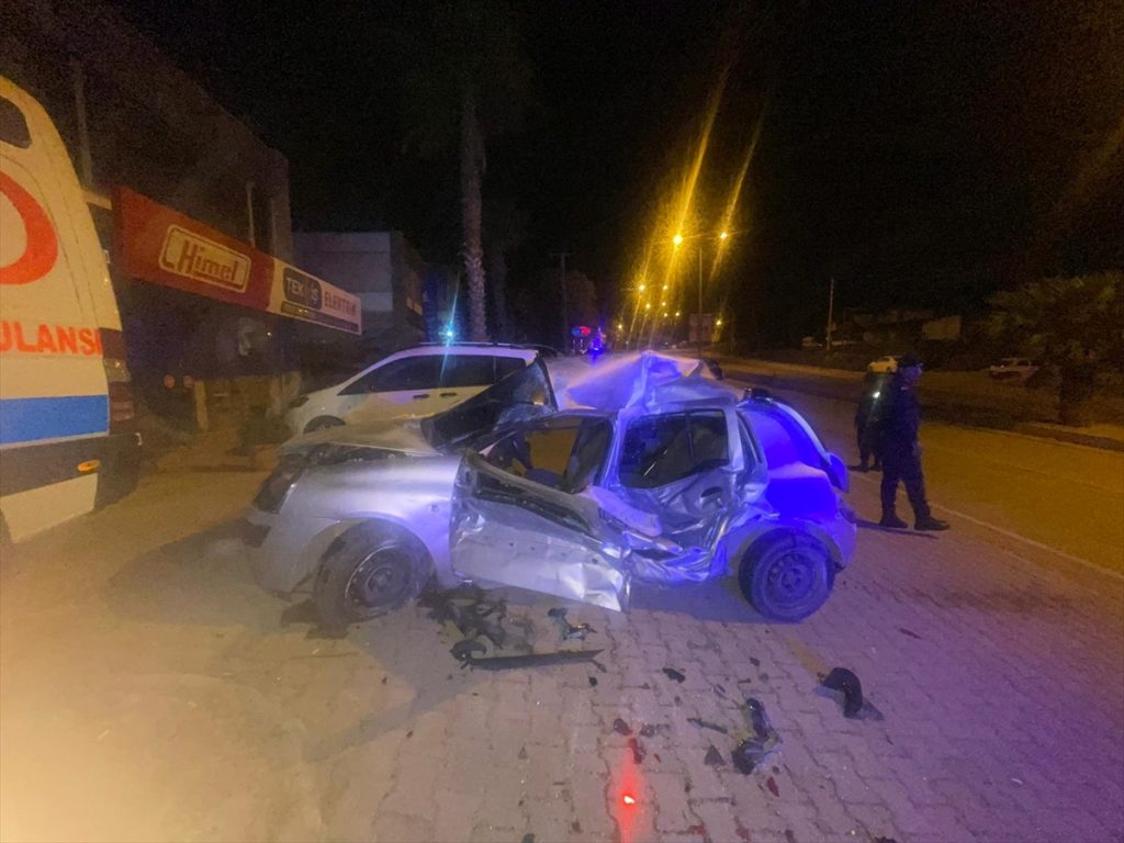 Bodrum’da park halindeki ambulans ve araca çarpan otomobilin sürücüsü ağır yaralandı