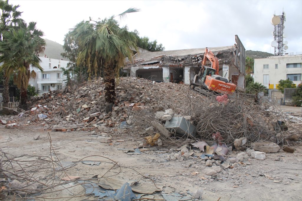 Datça’da depreme dayanıksız okulun yıkımına başlandı