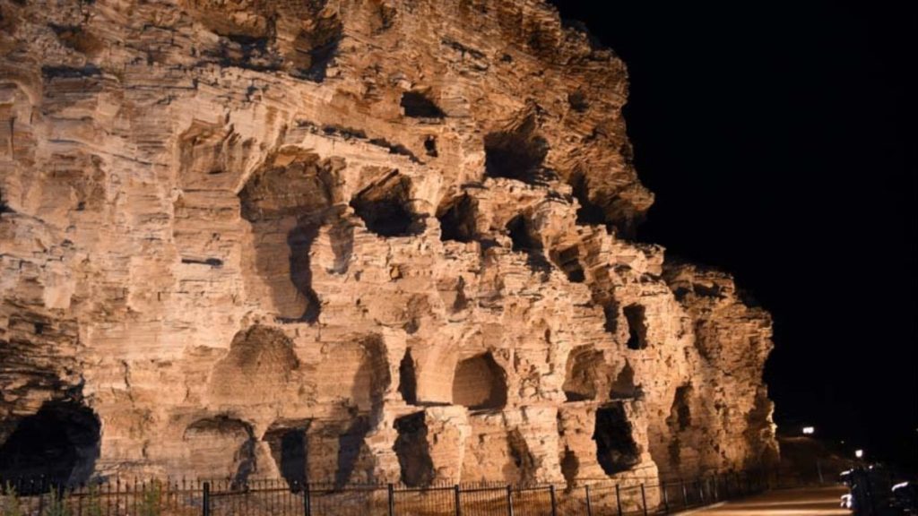 Dört bin yıllık gizem: Apartman mağaralar