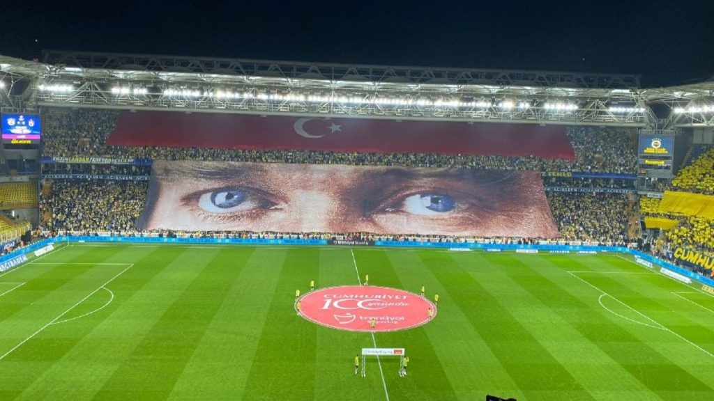 Fenerbahçe tribünlerinden Trabzonspor maçı öncesi Cumhuriyet koreografisi