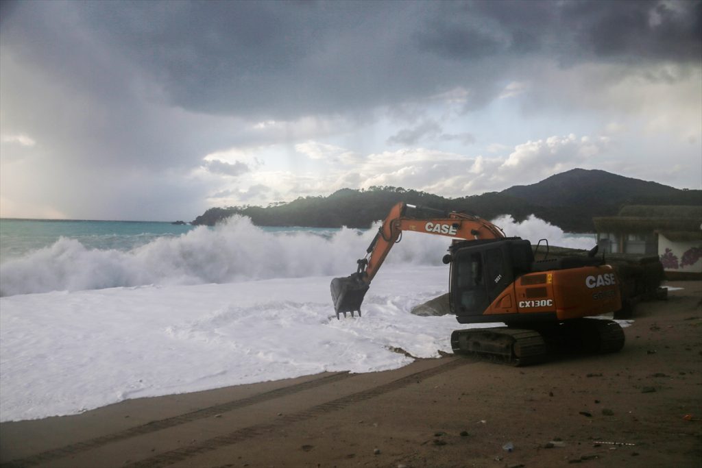 Fethiye Ölüdeniz’de dalgalar işletmelere zarar verdi