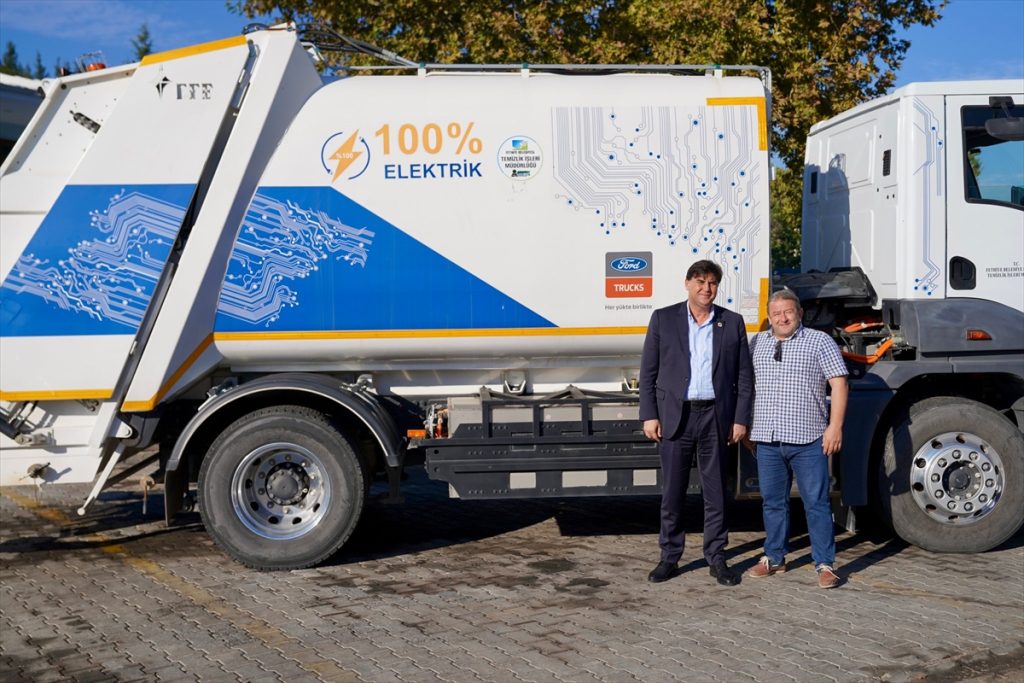 Fethiye’de elektrikle çalışan çöp kamyonu hizmete başladı