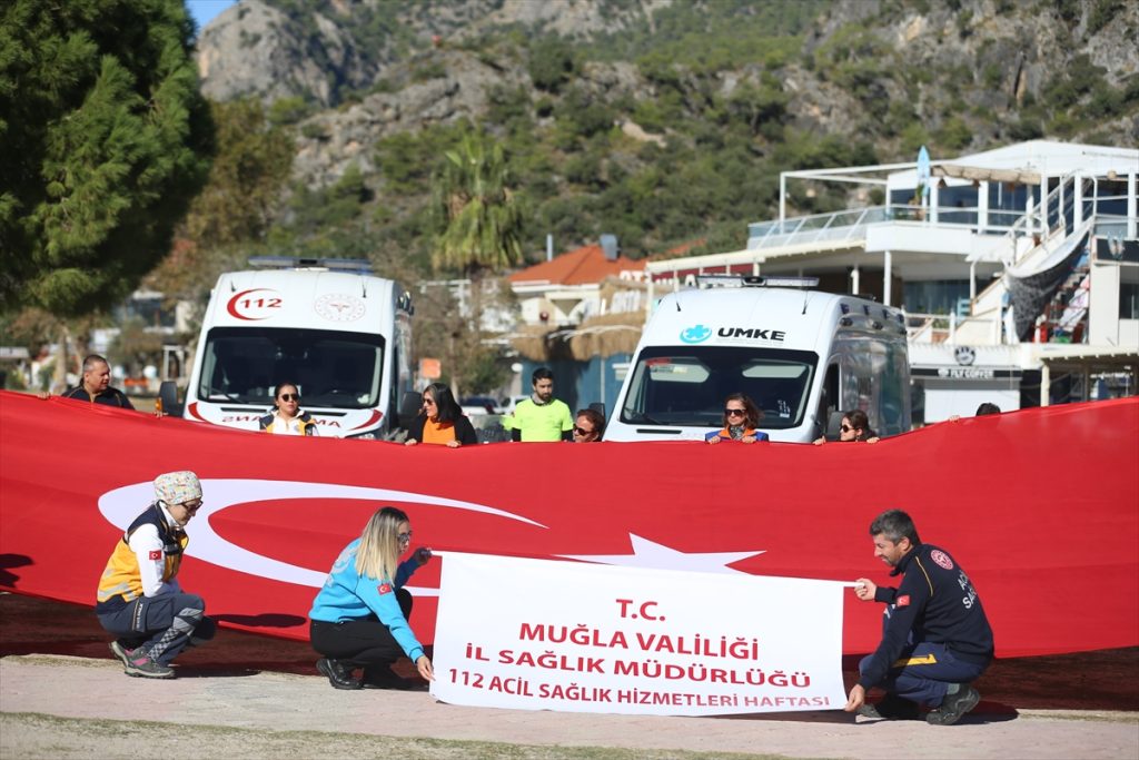 Fethiye’de sağlıkçılar yamaç paraşütü atlayışında Türk bayrağı açtı