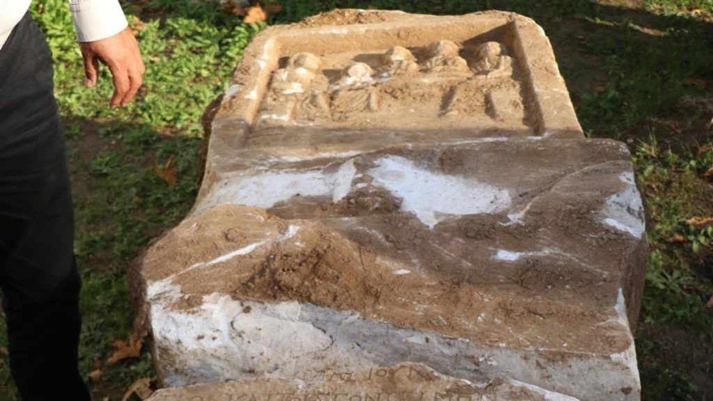 Hafriyat çalışmasında 1800 yıllık mezar steli çıktı