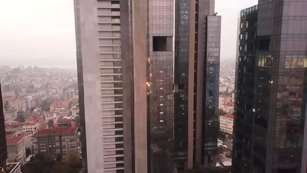 İstanbul’da yangın: Rezidans boşaltıldı