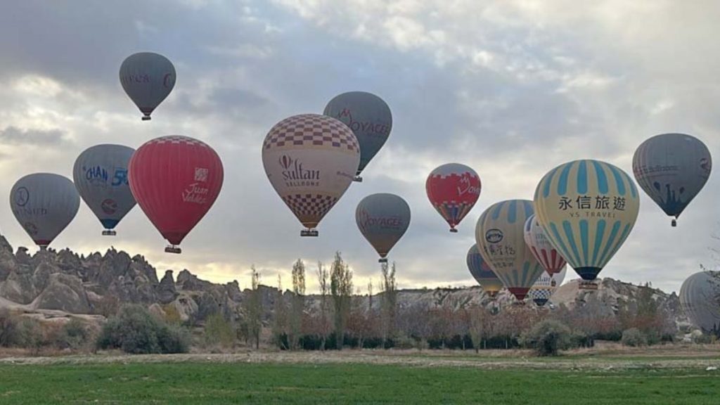 Kapadokya’da 12 gün sonra balonlar yeniden gökyüzüne yükseldi