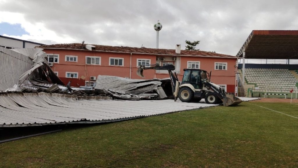 Kırşehir’de spor salonunun çatısı stadyuma düştü