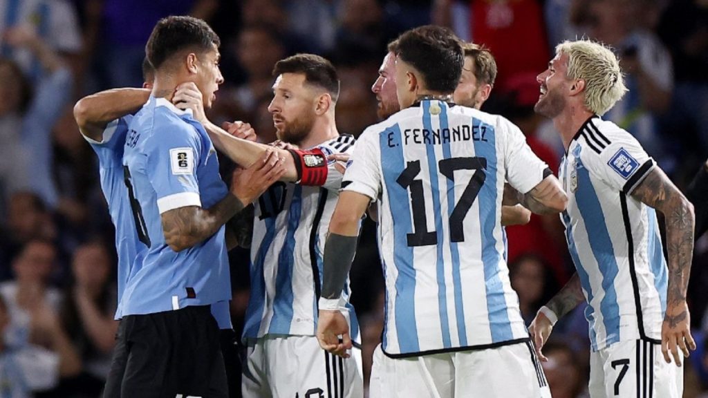 Messi’nin öfkesi sahayı karıştırdı: Arjantin, Uruguay’a boyun eğdi