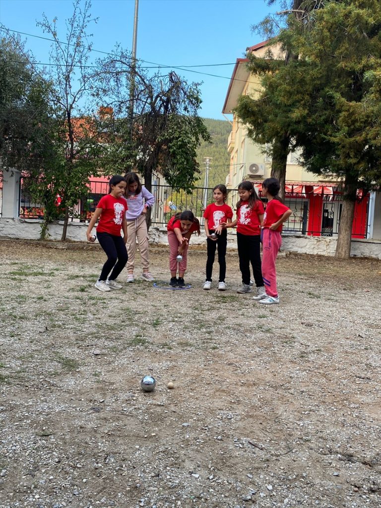 Muğla’da çocuklara bocce sporu öğretiliyor