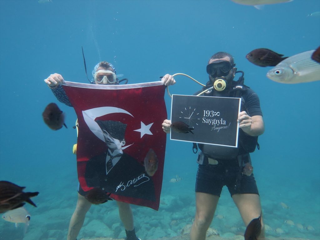 Muğla’da dalgıçlar Atatürk’ü deniz dibinde bayraklarla andı