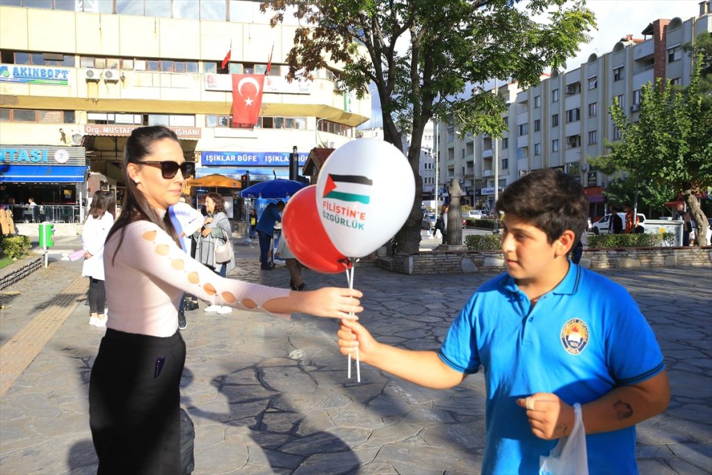Muğla’da kurulan “Filistin’e destek çadırı”nda çocuklara balon ve bayrak dağıtıldı