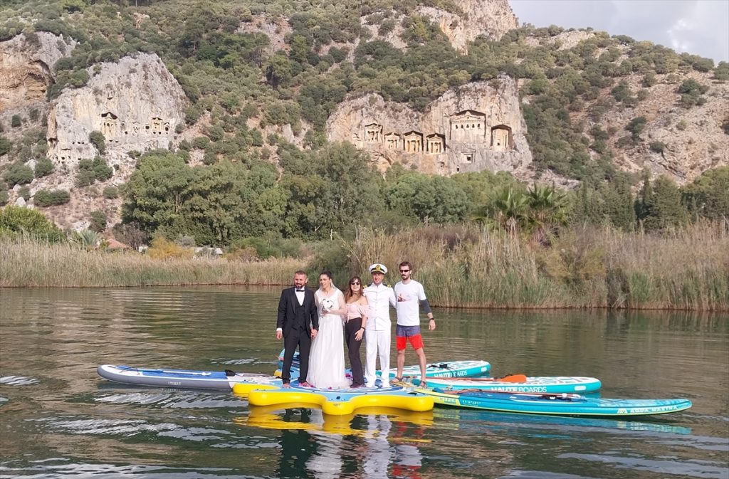 Muğla’nın Dalyan Kanalı’nda Deniz Tutkunları için Temsili Nikah Töreni