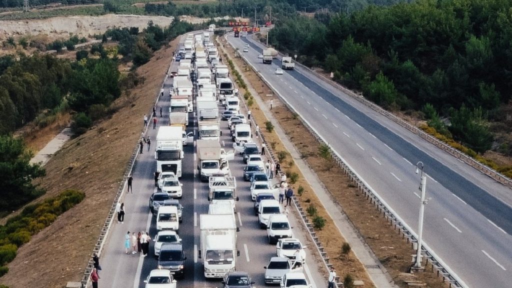 Otoyol buz pistine döndü, yol trafiğe kapandı