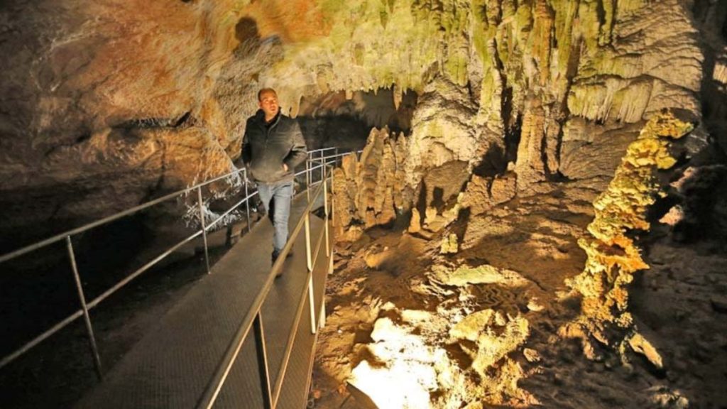 Üç milyon yıllık Oylat Mağarası’nı yılda 300 bin kişi geziyor