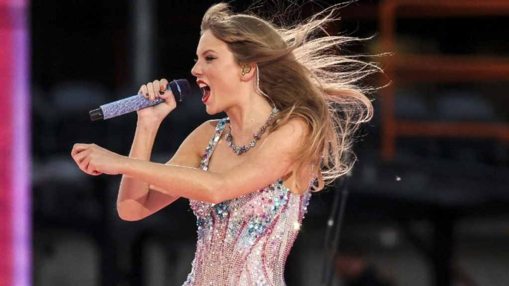 Ünlü şarkıcı Taylor Swift’in hayranları 5 aydır çadırda bekliyor