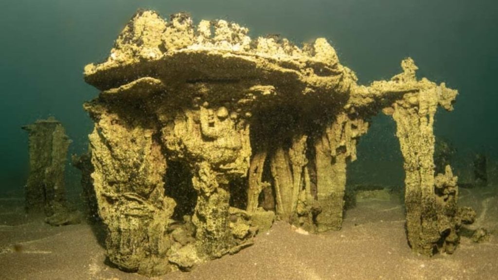 Van Gölü’nün su altında kalan antik yolu görüntülendi