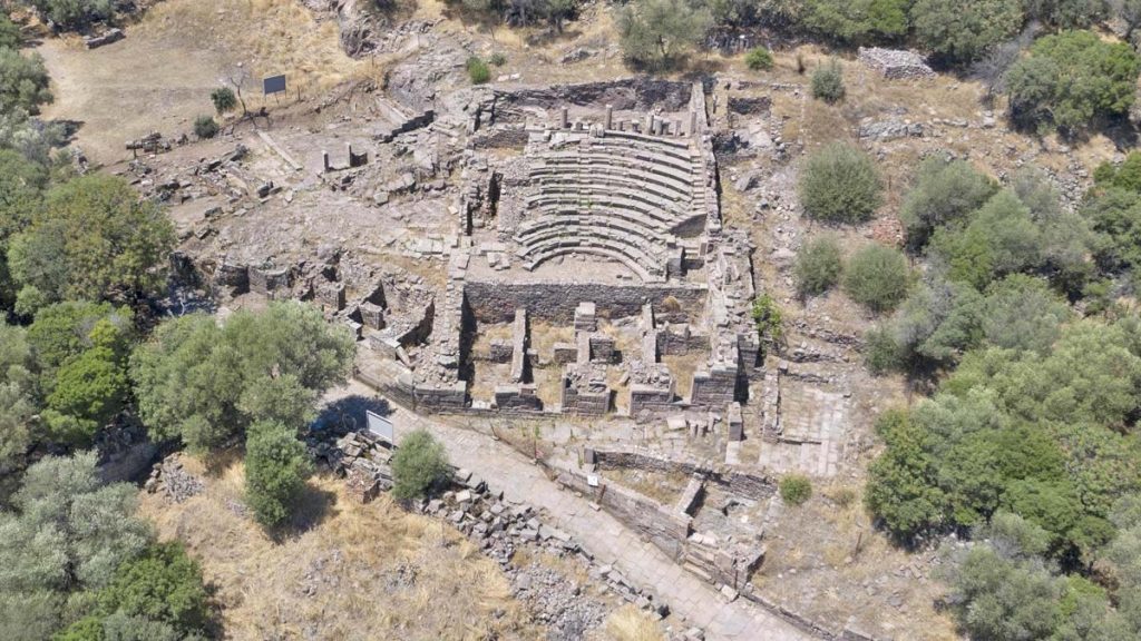 Aigai Antik Kenti’nde 1900 yıllık antik yol gün yüzüne çıkarıldı