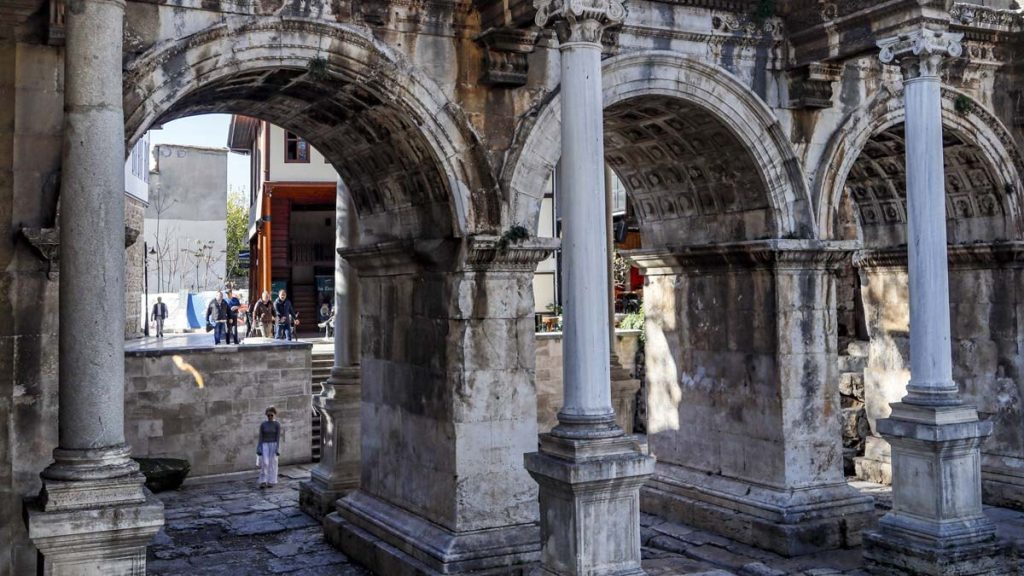 Antalya’nın simge tarihi yeri Üçkapılar zarar gördü