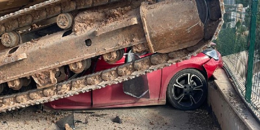 Bodrum’da İş Makinesi Kontrolden Çıkıp Otomobilin Üstüne Düştü