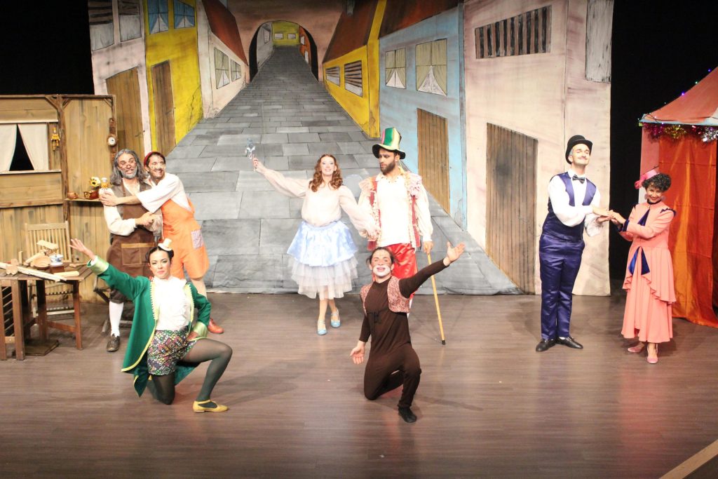 Bodrum’un çiçeği burnunda tiyatrosu Tiyatro Meftun, “Pinokyo” adlı çocuk oyunu ile perdelerini açtı.