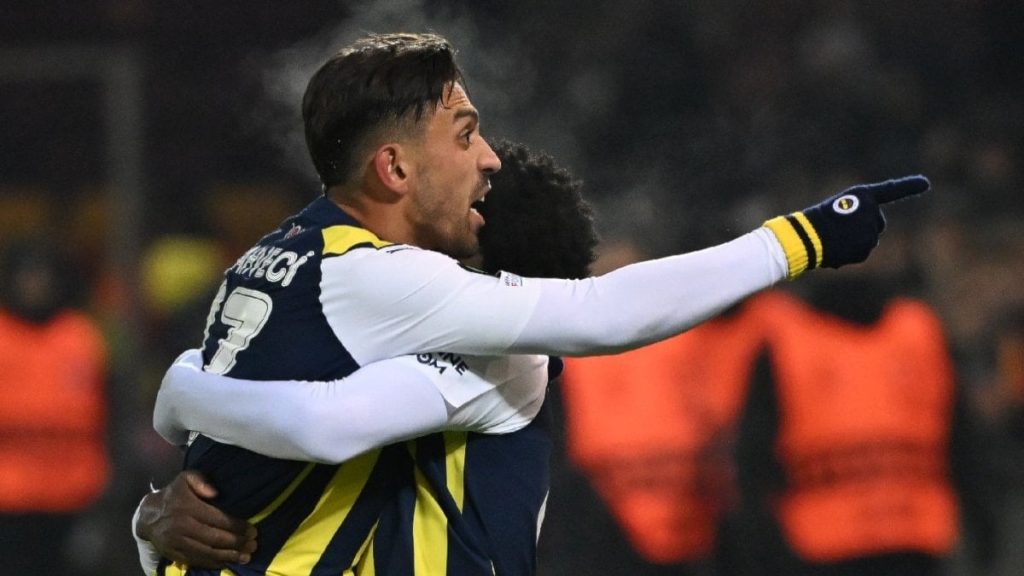 İrfan Can Kahveci, Nordsjaelland maçı sonrası Fenerbahçeli taraftarlarla tartıştı