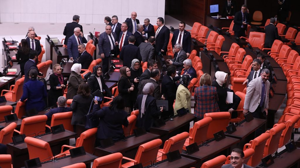 Meclis’te ilginç anlar: AKP’liler Genel Kurulu terk etti