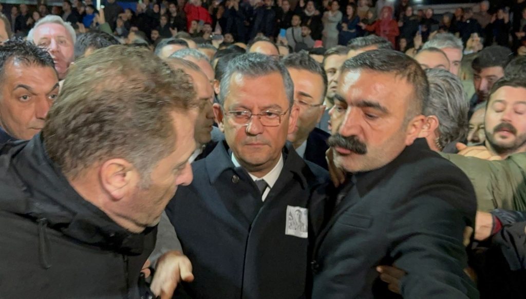 Şehit cenazesinde CHP Genel Başkanı Özel’e tepki