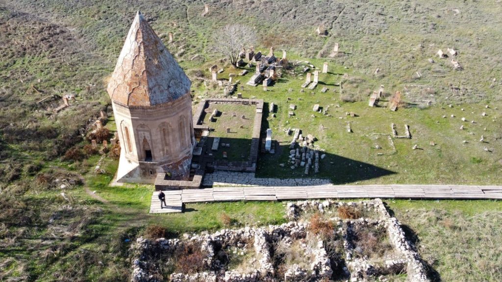 Van’da yapılan kazıda 4 sandukalı bir mezar çıkarıldı