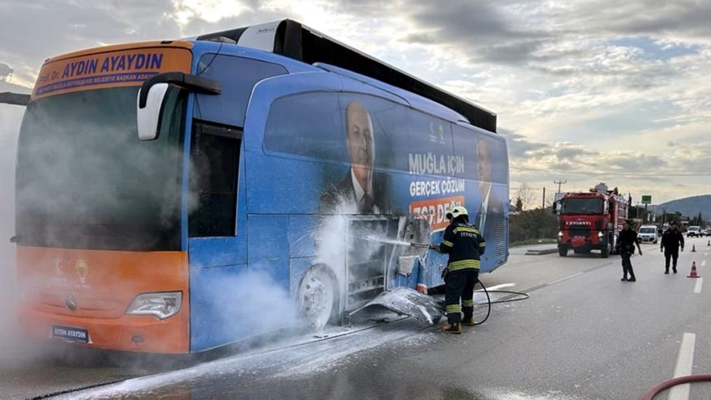 AKP’li başkan adayının otobüsü seyir halinde iken yandı